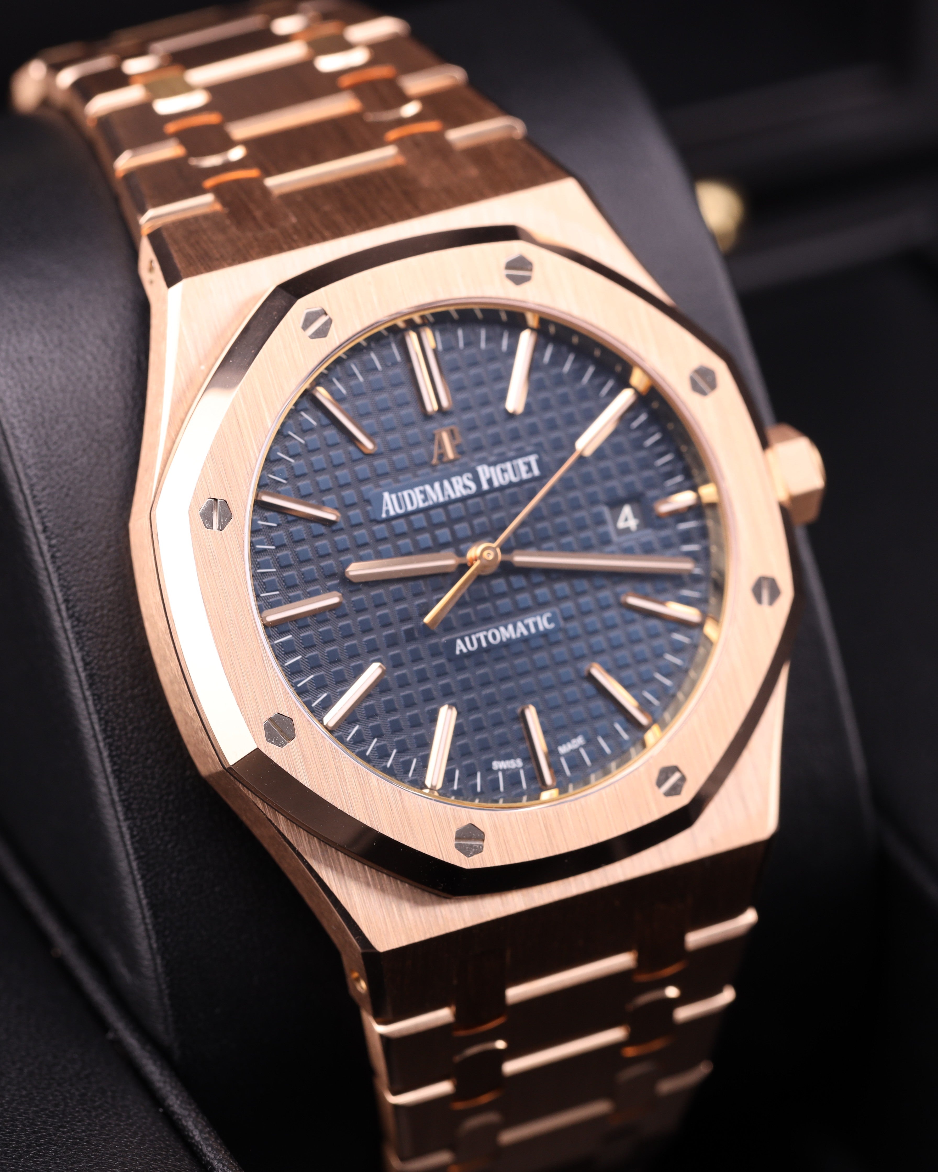 Audemars Piguet Royal Oak Blue Rose Gold 15400OR 15400OR.OO.1220OR.03 detail view