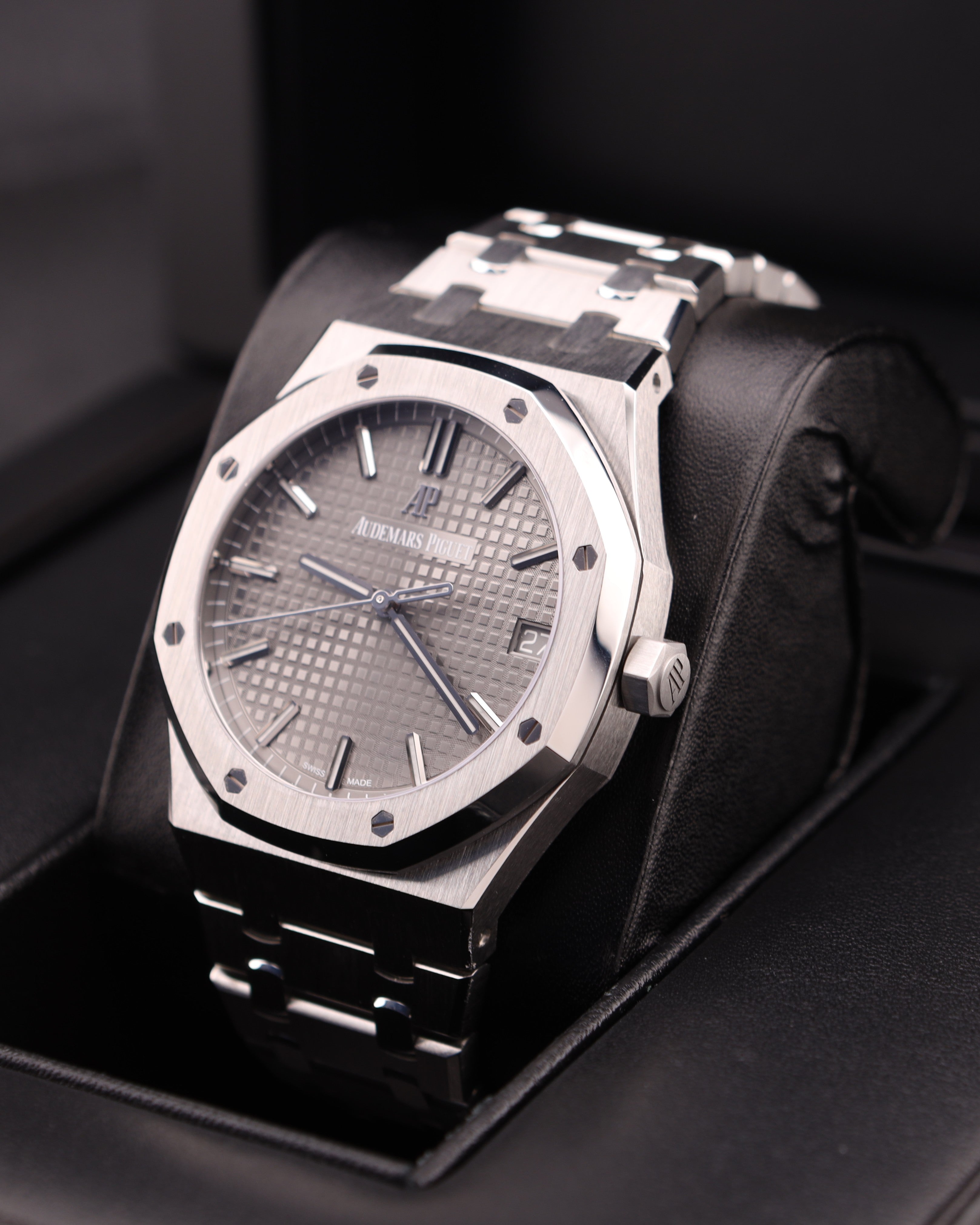 Audemars Piguet Royal Oak Grey Rhodium 15500ST 15500ST.OO.1220ST.04 detail view