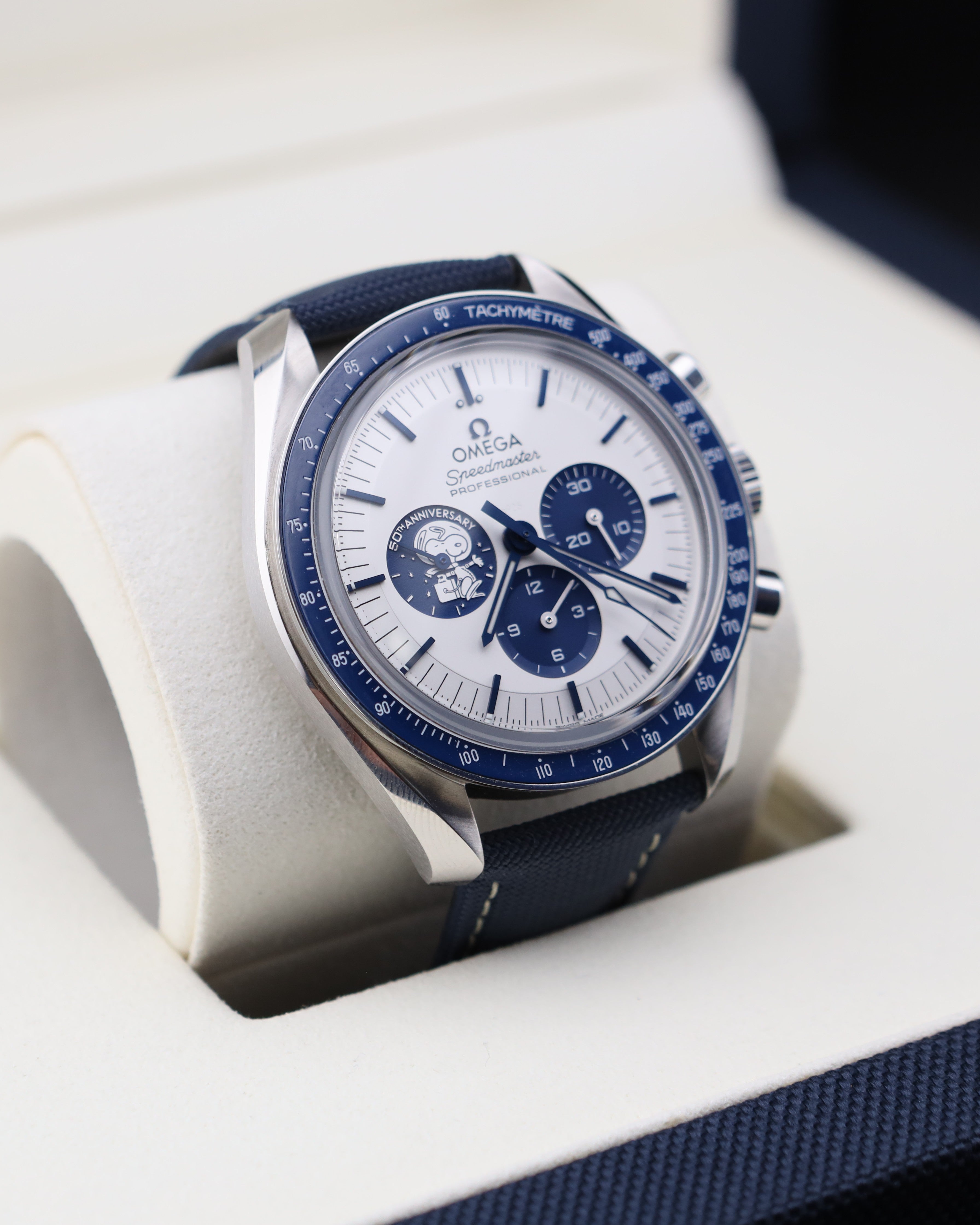 Omega Speedmaster Silver Snoopy Award 50th Anniversary 310.32.42.50.02.001 detail view
