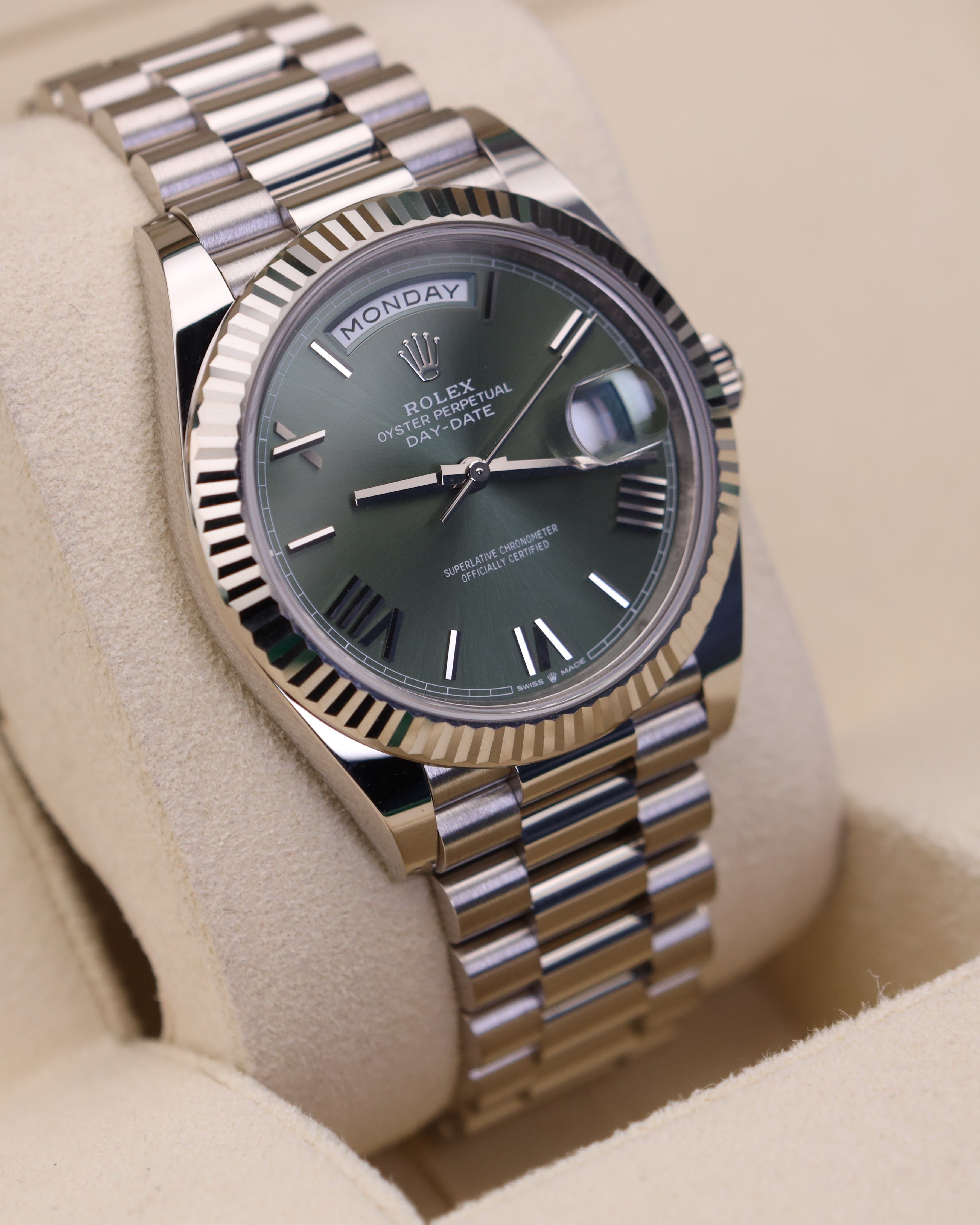 Rolex Day-Date 40 White Gold Olive Green Roman 228239 detail view