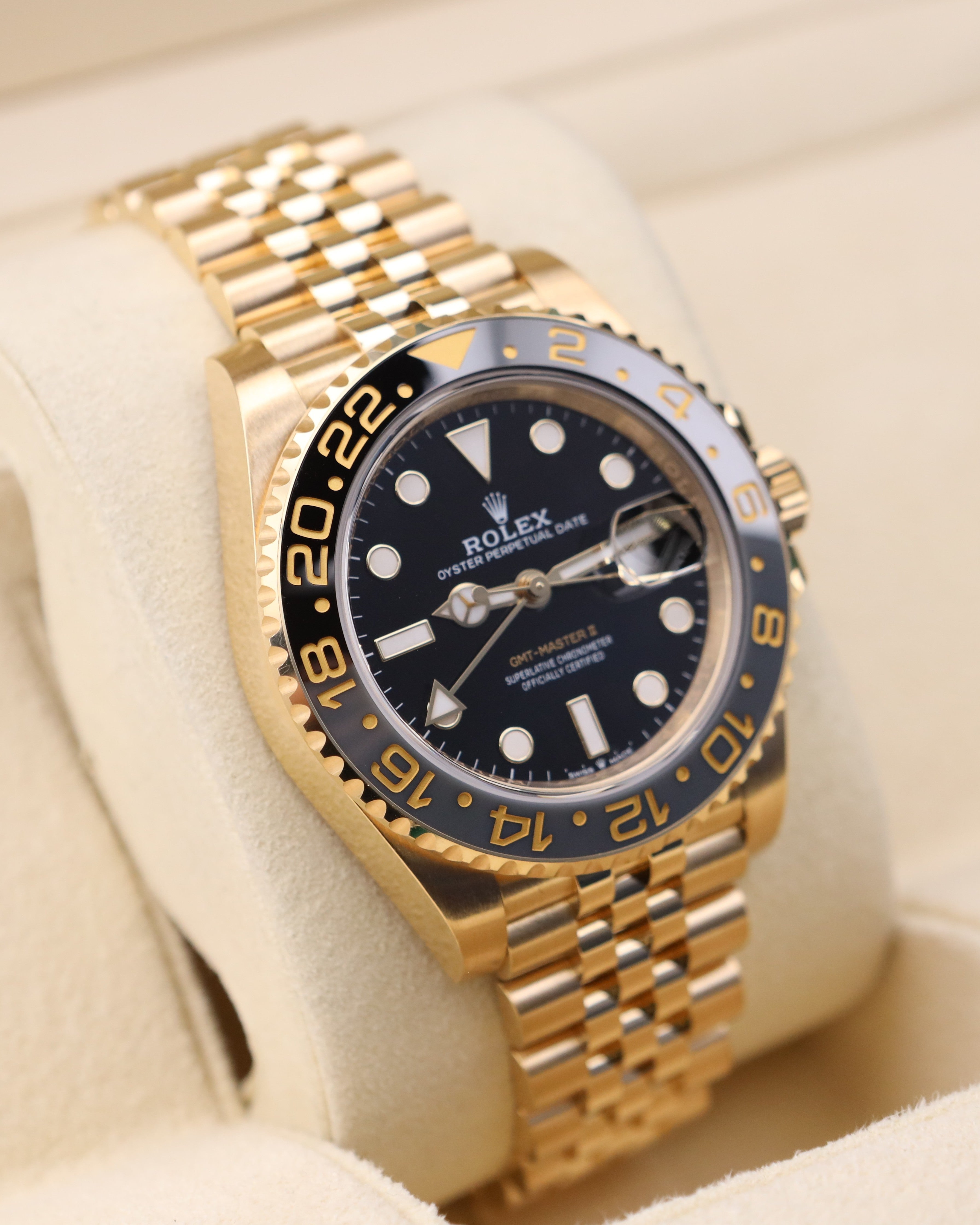 Rolex GMT-Master II Yellow Gold Jubilee 126718GRNR detail view