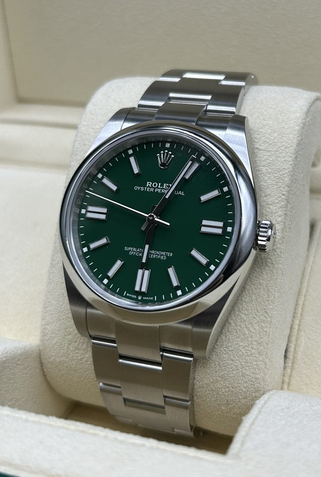 Rolex Oyster Perpetual 41 Green Dial 124300 detail view