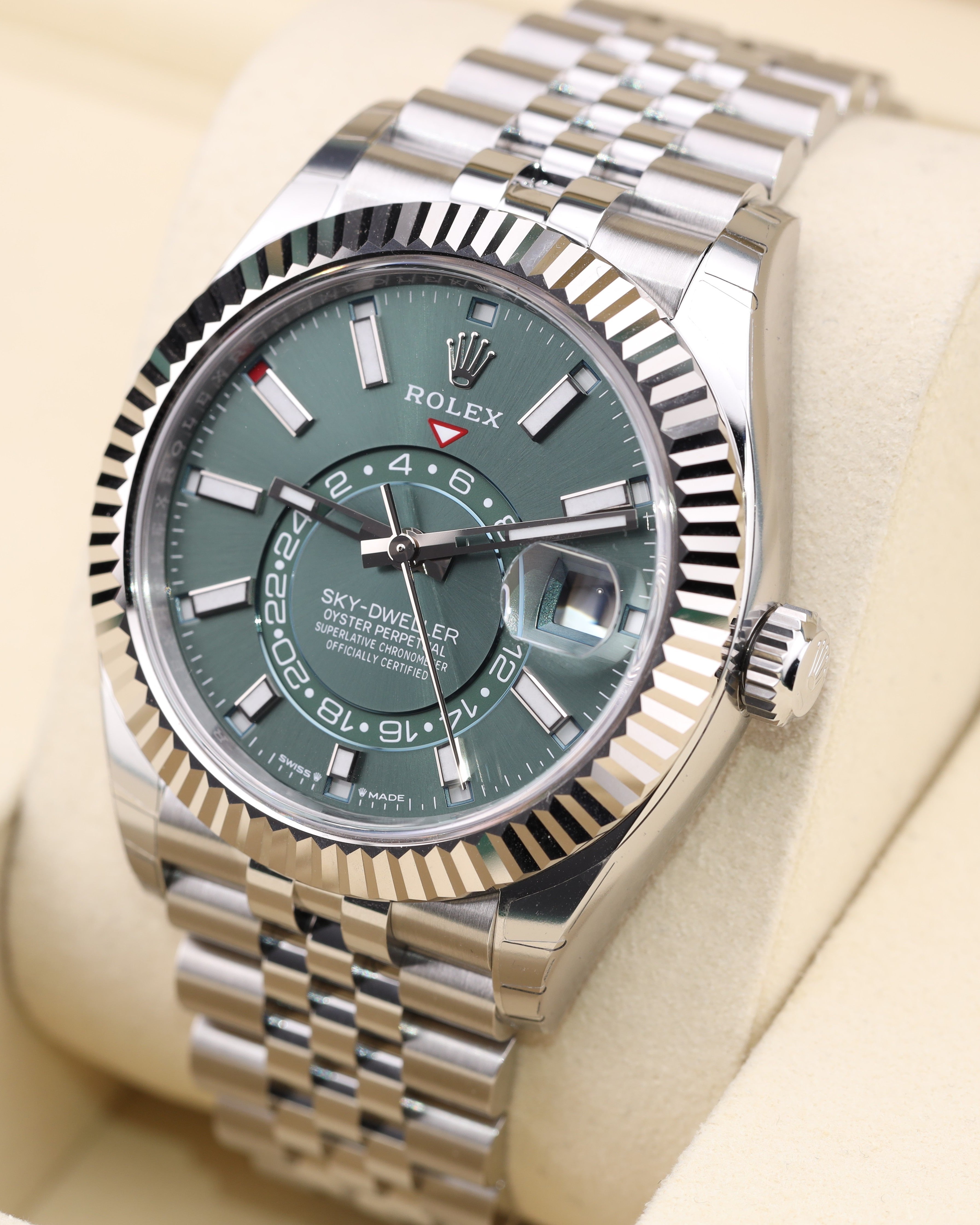 Rolex Sky-Dweller Green Dial Jubilee 336934 detail view