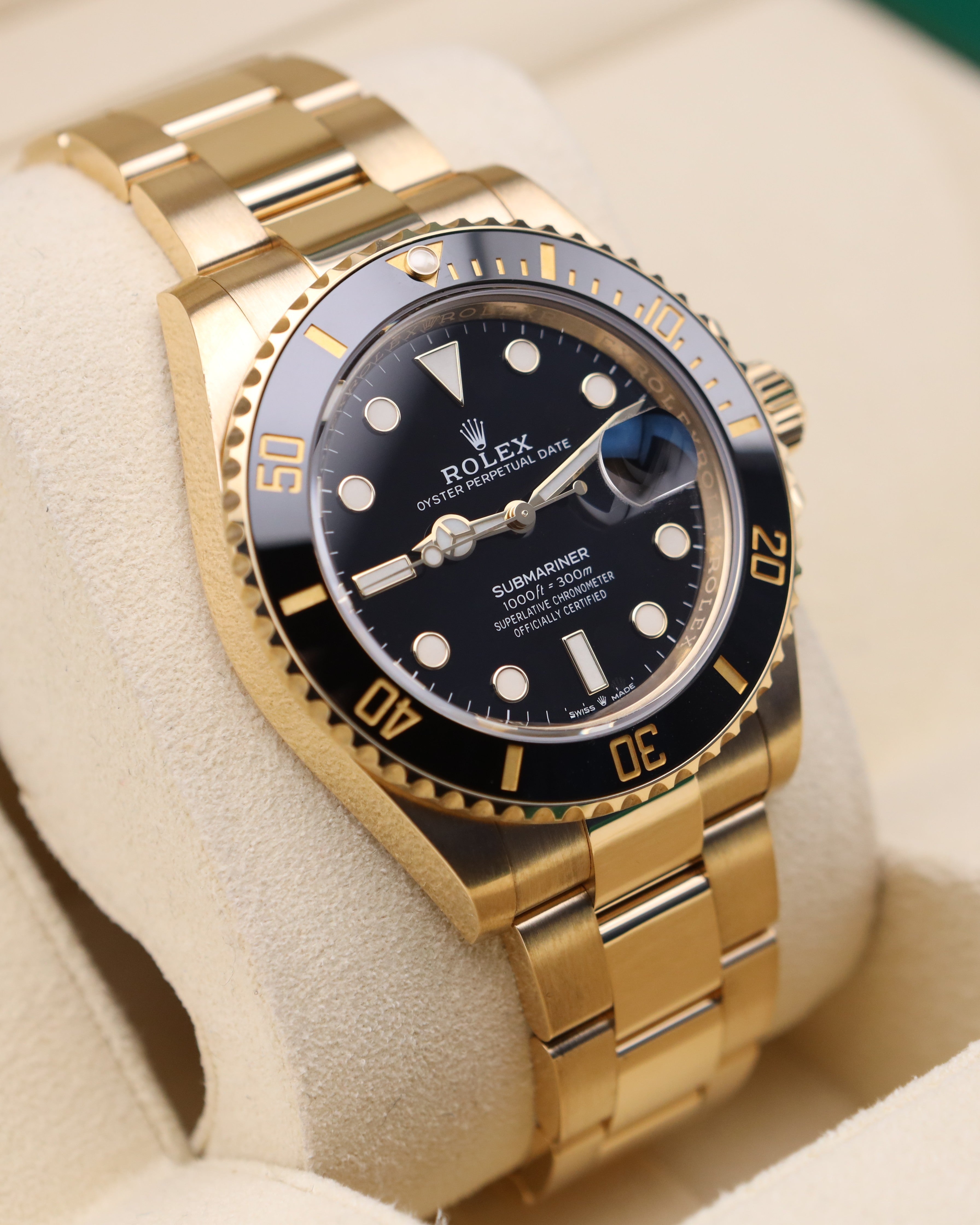 Rolex Submariner Date Yellow Gold Black 126618LN detail view
