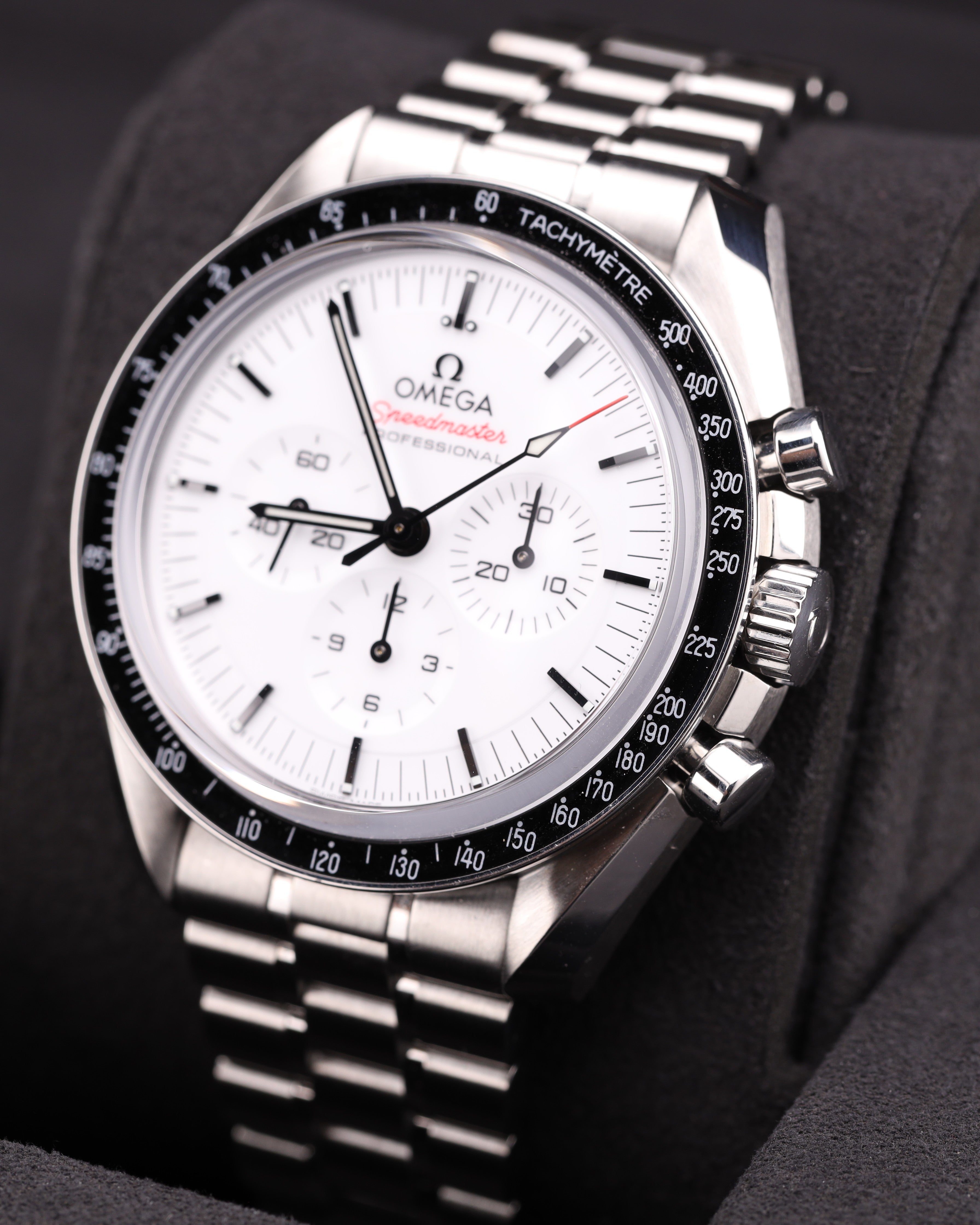 Omega Speedmaster Moonwatch Professional White Dial 310.30.42.50.04.001 detail view