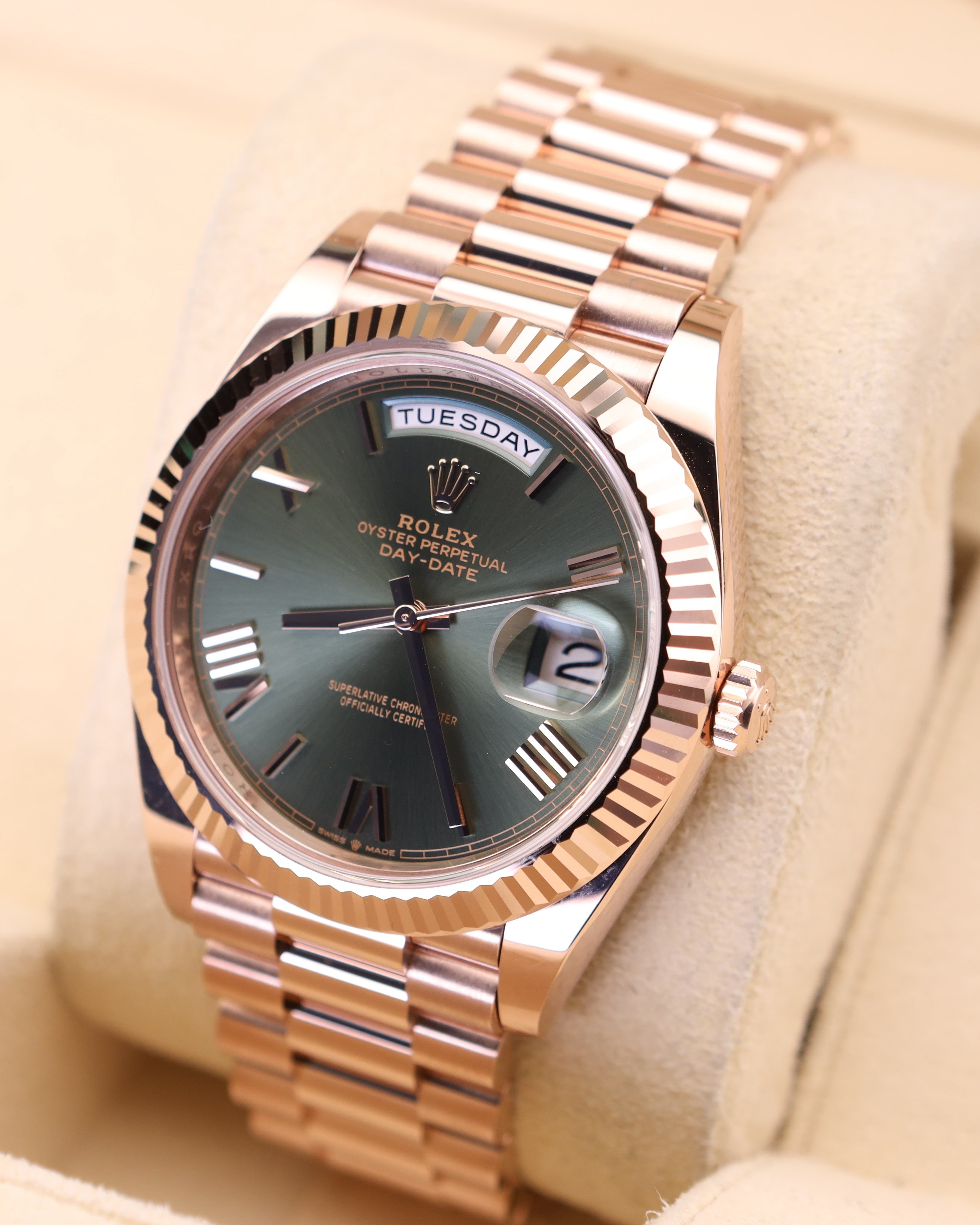Rolex Day-Date 40 Olive Rose Gold 228235 detail view
