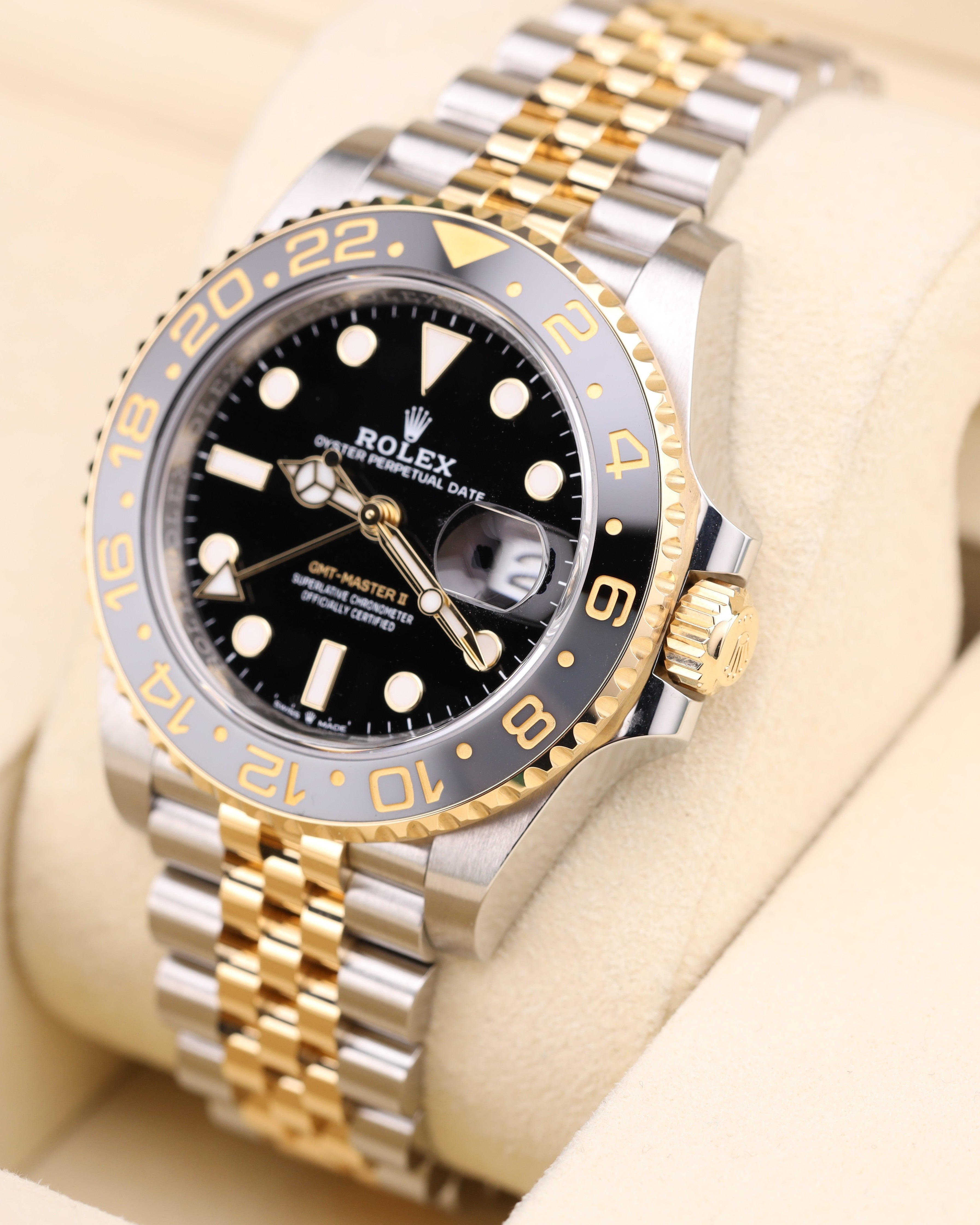 Rolex GMT-Master II Bumblebee 126713GRNR detail view